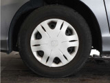 ◆純正ホイール装着車◆シンプルなデザインのホイールキャップ付きです。