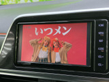 停車中にテレビ番組を視聴でき、待ち時間も車内で過ごしやすくなります。画面には番組映像が表示され、操作部も近くに配置されているため、停車時の確認や視聴に便利です。