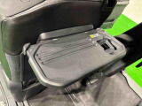 飲み物や食べ物を気軽に置ける格納式シートバックテーブルを、運転席と助手席の背もたれにご用意。車内の休憩も快適です!