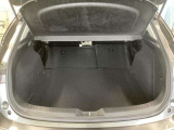 大きな荷物を積みたい時、奥行きが必要な時は、リヤシートを倒してお使い頂くとフラットな奥行きが広がり、とても使い勝手が良いです!