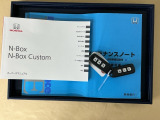 メンテナンスノート【点検整備記録簿・保証書】、取説も揃ってます。スマートキーはバッグなどにしまったままボタン操作でエンジン始動・停止やハイブリッドシステムの起動や停止ができて大変便利です