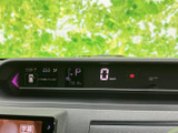 速度やシフト位置など、運転に必要な情報をまとめて確認しやすい表示です。ドアの開閉状況も画面で知らせてくれるため、乗車時の確認に役立ちます。日々の運転をサポートします。