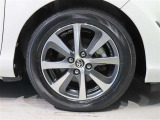純正のアルミホイール装着車です。タイヤサイズは185/60R15です。