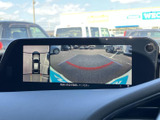 後方の映像に加えて車両周辺の様子も画面で確認でき、駐車時や切り返しの際に役立ちます。周囲に気を配りながら、落ち着いて車庫入れを行いたい方にうれしい装備です。