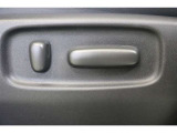 運転席はレバー操作でお好みのポジションに設定できるパワーシートです。簡単にシートポジションを変更できますので身体にあった形に調整し、快適なドライブをお楽しみ下さい。