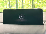 【10.25インチマツダコネクト】車内の雰囲気にマッチした大型ディスプレイ。スマホ接続でのナビ使用やBluetooth再生等、様々な機能が楽しめます。直感的なダイヤル操作が可能で、使い勝手も良好です。