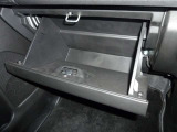 【グローブボックス】シンプルなデザインのグローブボックス。車検証などを収納しておくことが出来ます。