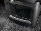 ◆センターロアボックス◆インパネ中央の下部には、ごみ箱としても使用する事ができるセンターロアボックスを装備しております。