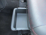 助手席シートアンダーボックス(スライド式)!運転用の替え靴や、車内に常備したいこども用品、着替えた服などを収納できます。