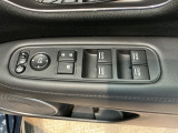 電動格納式リモコンドアミラーと、パワーウィンドウスイッチ等は運転席ドアにあります。