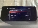 フォワードセンシングカメラで認識した交通標識をディスプレイに表示し、交通標識の見落とし防止を図り、安全運転を支援します。