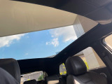 フルガラスパノラミックルーフ。車内に気持ちいい自然光が差し込み、頭上に広がる風景をお楽しみいただけます。快適な車内温度を維持し日差しから乗員とインテリアを守るダークカラーのガラス。電動ブラインド付き!