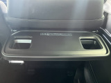 運転席・助手席後ろにシートバックテーブルも装備!!ドリンクや軽食、PC作業にも使えて移動中も快適。家族も仕事もどちらにも便利です!!