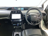 運転席周りのレイアウトをご覧ください。ナビゲーションが綺麗に装着されすっきり収まってますね!