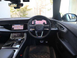Audiのインテリアは厳選素材を緻密に作りこんだ美しい個々のパーツを、衝撃にも耐えうるよう丁寧に組み上げて、構成されています。見た目に美しく、そして機能的でもあること。これこそがAudiのインテリアの伝統です