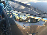 【LEDヘッドライト】悪天候や夜間走行時も良好な視界を確保し安心して運転できる高輝度LEDヘッドライトを装備!点灯速度が早く、消費電力も抑えられています。
