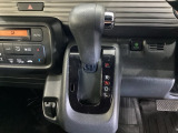 CVT車のセレクトレバーです。低速から高速まで、変速ショックのないスムーズな走りを実現するとともに、エンジン効率のよい領域を維持することで燃費にも貢献します。