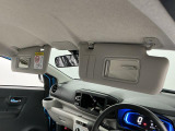 【サンバイザー】車内で身だしなみを整えるためのバニティミラーがセット。お化粧直しや髪型のチェックに活用できます。