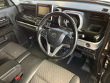運転席まわりは、前方を見渡しやすい視界と、身体を預けやすいシートが備わります。落ち着いた色合いの内装で、手の届く範囲にまとまり、日々の移動も快適に過ごせます。
