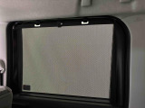 後席にお乗りの方が眩しくないように日差しを軽減する格納式リヤドアサンシェードが付いてます