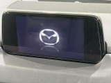 【マツダコネクトナビ】車内の雰囲気にマッチした一体型タイプのナビ。各種車輌設定やBluetooth再生等、様々な機能が楽しめます。直感的なダイヤル操作が可能で、使い勝手も良好です。