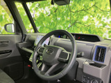 運転席まわりは前方の視界が広く、メーターやナビ画面も目に入りやすい配置です。シートに座ったまま周囲を見渡しやすく、毎日の運転を心地よく支えてくれます。
