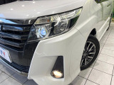 【LEDヘッドライト】悪天候や夜間走行時も良好な視界を確保し安心して運転できる高輝度LEDヘッドライトを装備!点灯速度が早く、消費電力も抑えられています。