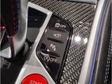 【iDriveコントローラー】手元でナビゲーション操作を可能にすることにより、ドライビングの姿勢を崩したり、目線を大きくそらすことなく安全な運転が可能です