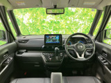 前席はフロントガラスが大きく、前方や左右の様子を把握しやすい室内です。運転席まわりは視線を移しやすく、助手席側にもゆとりを感じられる配置です。