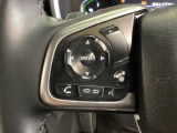 ステアリングスイッチがついていますので、オーディオのチャンネル変更、ボリューム、ジャンル変更が操作可能です。ハンドルから手を離さず安全に操作できます。