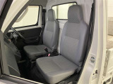 厚みがあって、座り心地のいいシート。運転席も助手席もリラックスしてゆったりと座れます♪