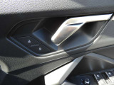 シンプルさと機能性が両立しており、ドイツ車らしい良いインテリアになっています。手の込んだ手法で静かで快適な室内を実現させています。