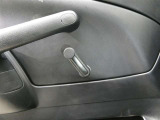 後部座席の窓は手動になります