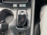 e-POWERは、アクセルを踏むと加速し、緩めると減速しながら発電するため、ペダルの踏みかえ回数が大幅に減り、運転の疲労を軽減します。