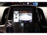 【全方位カメラ】 車の前後左右に取り付けられたカメラで、視線やバックモニターでは死角となる前方や真横も確認できます。狭い駐車スペースもスムーズに駐車できます。