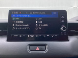 HondaCONNECT対応の便利なナビディスプレー。お持ちのスマートフォンと連携して、ナビやBluetoothでの音楽再生が可能です。デザインはもちろん、操作性も良好です。