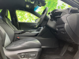 前席は身体を預けやすい形状で、運転席からの視界も広く感じられるレイアウトです。落ち着いた色合いのシートとすっきりした足元で、毎日の移動もゆったり過ごせます。