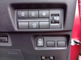 【踏み間違い衝突防止アシスト】 駐車操作中ブレーキが遅れ障害物と衝突する危険を察知したり、ブレーキとアクセルを間違え踏み込んだ時、クルマがエンジン出力やブレーキを制御し衝突防止を支援します。