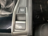 電子制御パーキングブレーキです。スイッチひとつでパーキングブレーキが作動。停車した地点の傾斜などをシステムが検知・判断してブレーキ力を自動的に制御。しっかり停車できるシステムです。