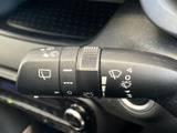 操作位置や表示がレバーにまとまり、運転中にも確認しやすい配置です。雨天時など視界確保が気になる場面でも手元で扱いやすく、天候に合わせた運転を支える装備です。