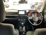 運転席から前方を見渡しやすく、フロントガラス越しの視界も広がります。メーターやナビ画面は正面にまとまり、前席から確認しやすい配置です。
