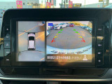 【アラウンドビューモニター】周囲を見渡せる映像で、スムースな駐車をサポートします