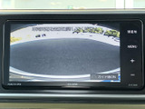 車両後方の様子を画面で確認でき、駐車時に周囲との距離感をつかむ際に役立ちます。ガイド線の表示にも対応しており、後退時の安全確認をサポートする、日常で頼れる便利な装備です。