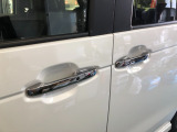 【ドアハンドル】Hondaスマートキーを携帯し、ロックボタン、ドアハンドルを操作することで施錠や解錠ができます。