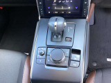 スカイアクティブ6AT、スムーズな発進とダイレクトなシフトフィールを実現しました。運転のしやすさが更に際立ちます。