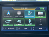 スマートフォン連携やBluetooth、ラジオなど複数の音源に対応したメニューを備え、目的に合わせて選びやすい表示です。日々の移動中も音楽や情報を楽しめます。