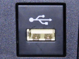 USB端子を装備しております。