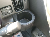 運転席側のドリンクホルダーは安定感のある埋め込み式となっています。