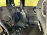 後席をはね上げれば、「もうひとつの荷室」が生まれます。