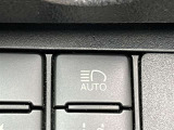 前方の状況や対向車のヘッドライトをカメラが自動で検知しハイビームとロービームを自動で切り替えてくれる便利な先進装備です!切り替え忘れや手動操作の手間をなくし夜間の視界を常に保ちます